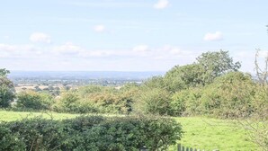 Une vue d’un paysage rural, avec un ciel dégagé et des champs qui s’étendent à perte de vue.