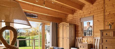 1 غرفة نوم ومكواة/لوح كي وخدمة الإنترنت