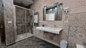 Superior Quadruple Room, Hot Tub | Bathroom | Free toiletries, hair dryer, towels, soap