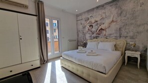 Superior Quadruple Room, Hot Tub | Desk, laptop workspace, free WiFi - Major 93 Guesthouse (Rome)