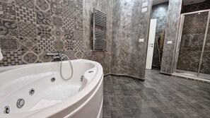 Superior Quadruple Room, Hot Tub | Bathroom | Free toiletries, hair dryer, towels, soap - Major 93 Guesthouse (Rome)