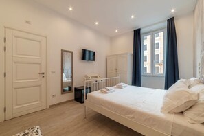Standard Double Room, City View | Desk, laptop workspace, free WiFi - Major 93 Guesthouse (Rome)