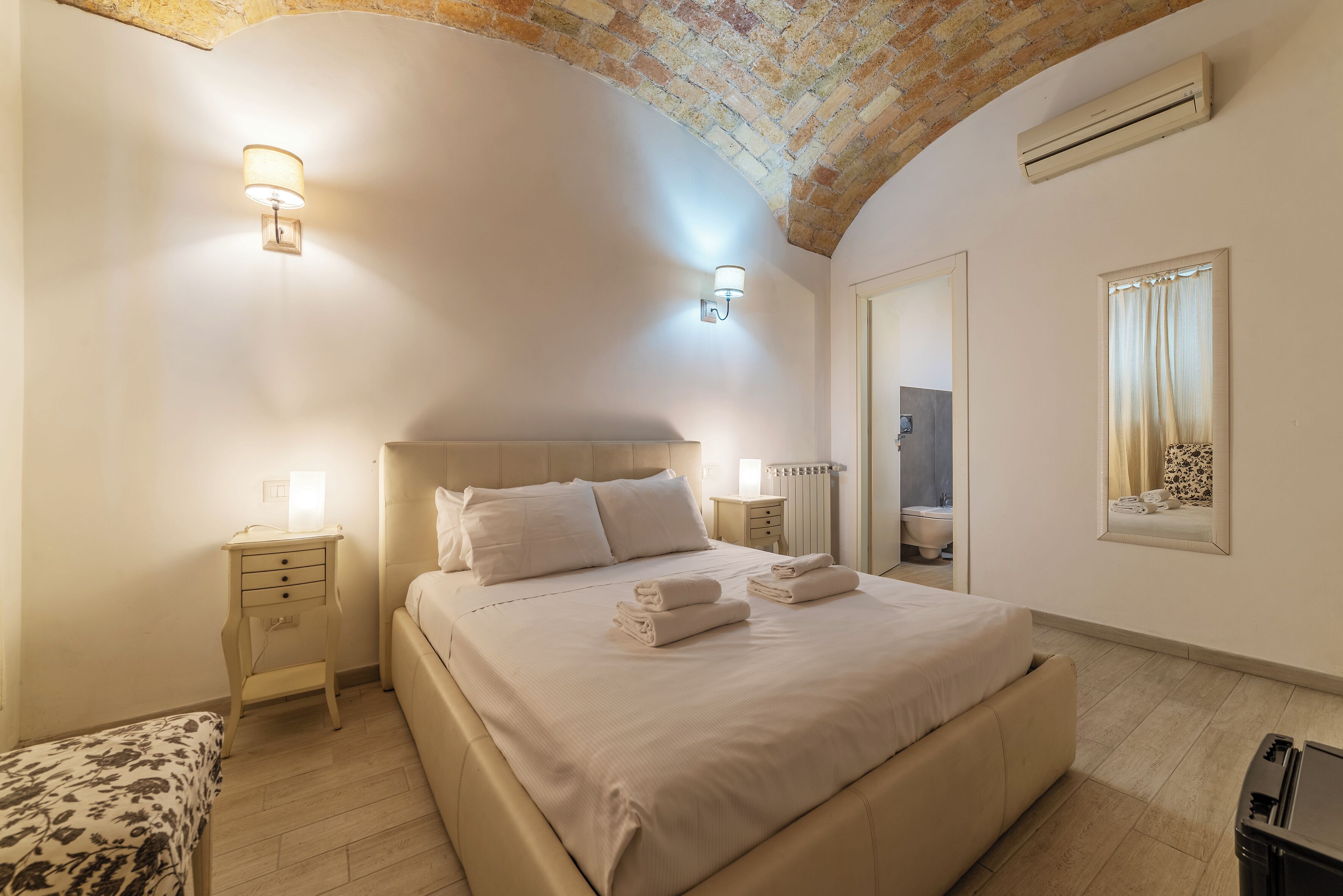 Bureau, espace de travail pour ordinateur portable, Wi-Fi gratuit