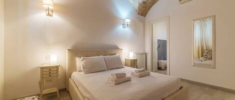 Standaard tweepersoonskamer, uitzicht op de stad | Een bureau, een laptopwerkplek, gratis wifi