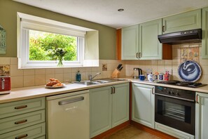 Fridge, microwave, oven, stovetop - Cottage in Greystoke near Lake District (Greystoke)