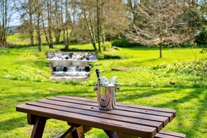 Property grounds - Cottage in Thirsk with Scenic Trails & Spa (Thirsk)