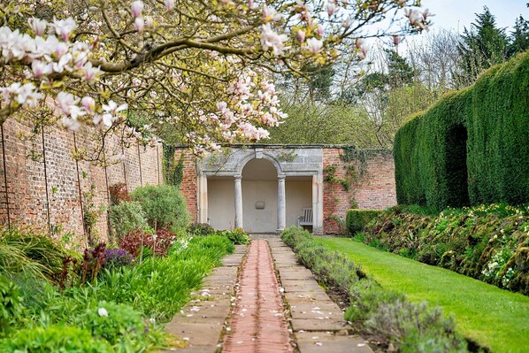 Property grounds - Cottage in Thirsk with Scenic Trails & Spa (Thirsk)