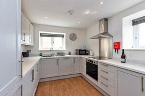 Fridge, microwave, oven, stovetop - Cottage in Northumberland with Riverside Walks (Stamford)