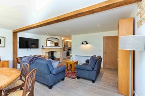 Smart TV, fireplace - Cottage in Northumberland with Riverside Walk (Stamford)