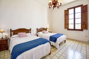 6 bedrooms, desk