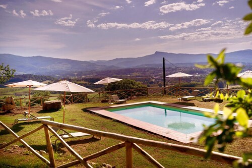 Villa in Tuscany with Heated Pool & Sports Court