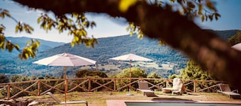 Villa in Tuscany with Heated Pool & Sports Court
