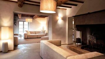 Smart TV, caminetto, tavolo da ping pong, studio