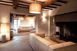 Televisión, chimenea y tenis de mesa 