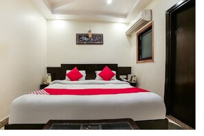 Meja kerja, ruang kerja ramah laptop, dan Wi-Fi gratis