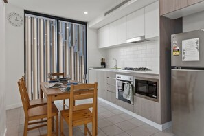 ثلاجة، ميكروويف، فرن، غسالة أطباق