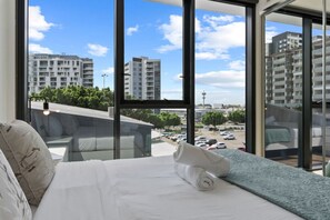 Room - Cozy 1BR Retreat in Hamilton Near River & Dining (Hamilton)