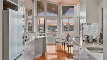 Jääkaappi, mikroaaltouuni, uuni, liesi