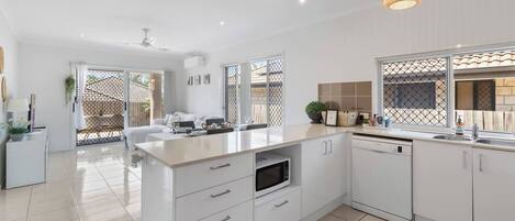 Køleskab, mikrobølgeovn, ovn, kogeplade