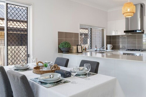 Modern 3BR Home in Peaceful Deebing Heights