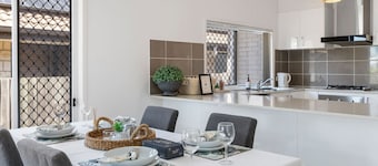 Modern 3BR Home in Peaceful Deebing Heights