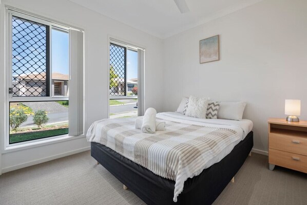 3 bedrooms, iron/ironing board, WiFi, bed sheets