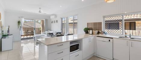 冷蔵庫、電子レンジ、オーブン、コンロ