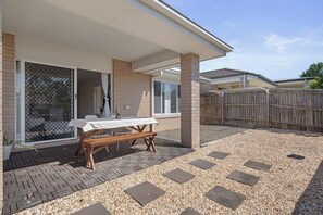 Outdoor dining - Modern 3BR Home in Peaceful Deebing Heights (Deebing Heights)