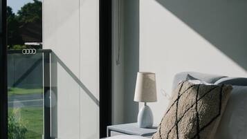 4 bedrooms, desk, iron/ironing board, WiFi