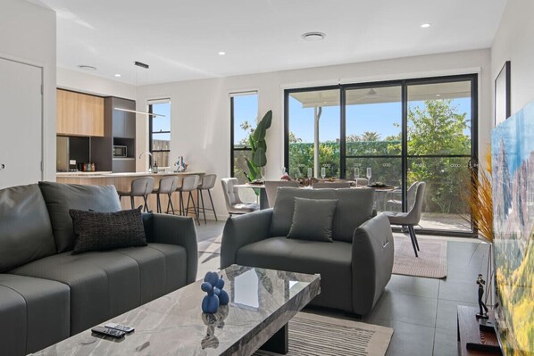 テレビ、書斎 / ワークスペース