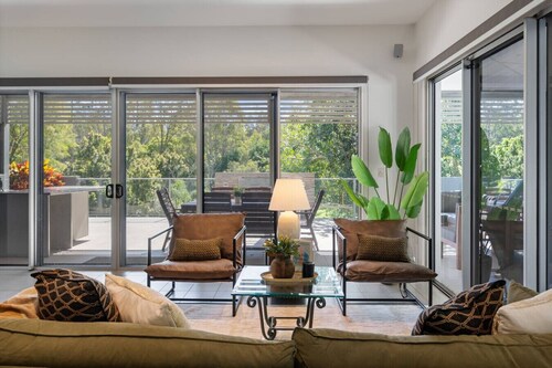 Stylish 4BR Home w/ BBQ & Media Room in Mt Ommaney