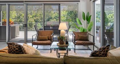Stylish 4BR Home w/ BBQ & Media Room in Mt Ommaney