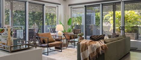 المنشأة من الداخل