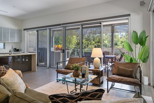 Stylish 4BR Home w/ BBQ & Media Room in Mt Ommaney