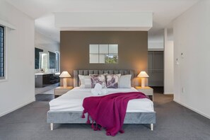 4 bedrooms, desk, iron/ironing board, WiFi