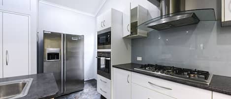 Fridge, oven, stovetop, dishwasher