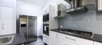 Spacious 5BR Retreat w/Balcony Near Hotspots