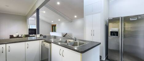 Fridge, oven, stovetop, dishwasher