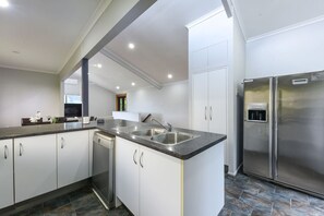 Frigorífico, horno, placa de cocina y lavavajillas