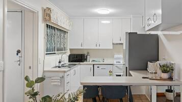 Kylskåp, mikrovågsugn, ugn och spishäll