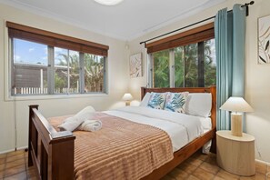 4 bedrooms, iron/ironing board, WiFi, bed sheets