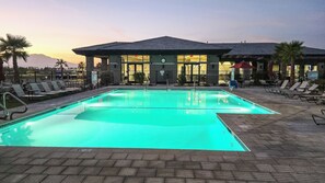 2 piscines extérieures