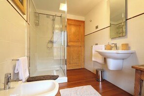 Bruser, hårtørrer, bidet, håndklæder