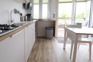 Kjøleskap, mikrobølgeovn, kokeplater og kaffetrakter/tekoker