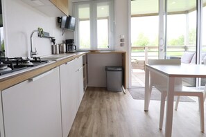 Réfrigérateur, micro-ondes, plaque de cuisson, cafetière/bouilloire