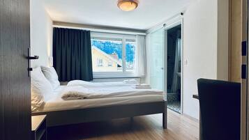 Economy Double or Twin Room, Mountain View | Laptopgeeigneter Arbeitsplatz, Bügeleisen/Bügelbrett