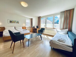 Laptopgeeigneter Arbeitsplatz, Bügeleisen/Bügelbrett, kostenloses WLAN