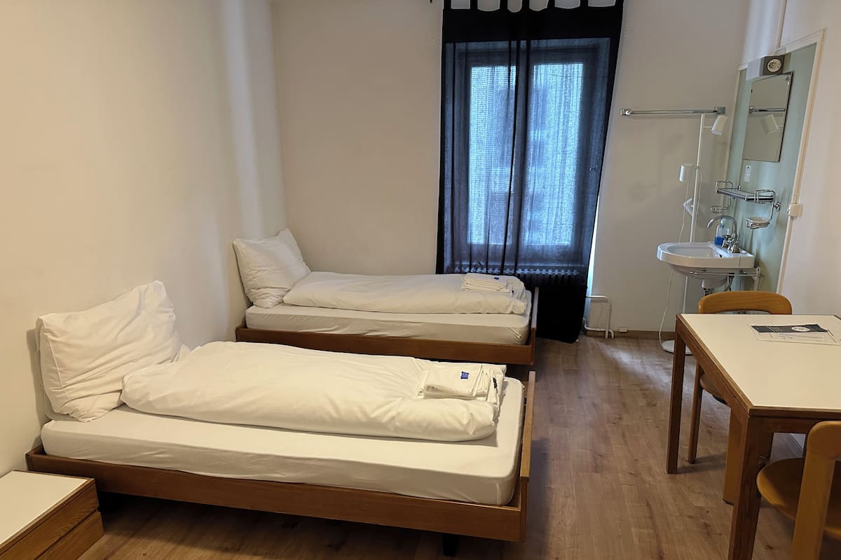 Double or Twin Room, Mountain View, Shared Bathroom | Ruang kerja komputer riba, seterika/papan seterika 
