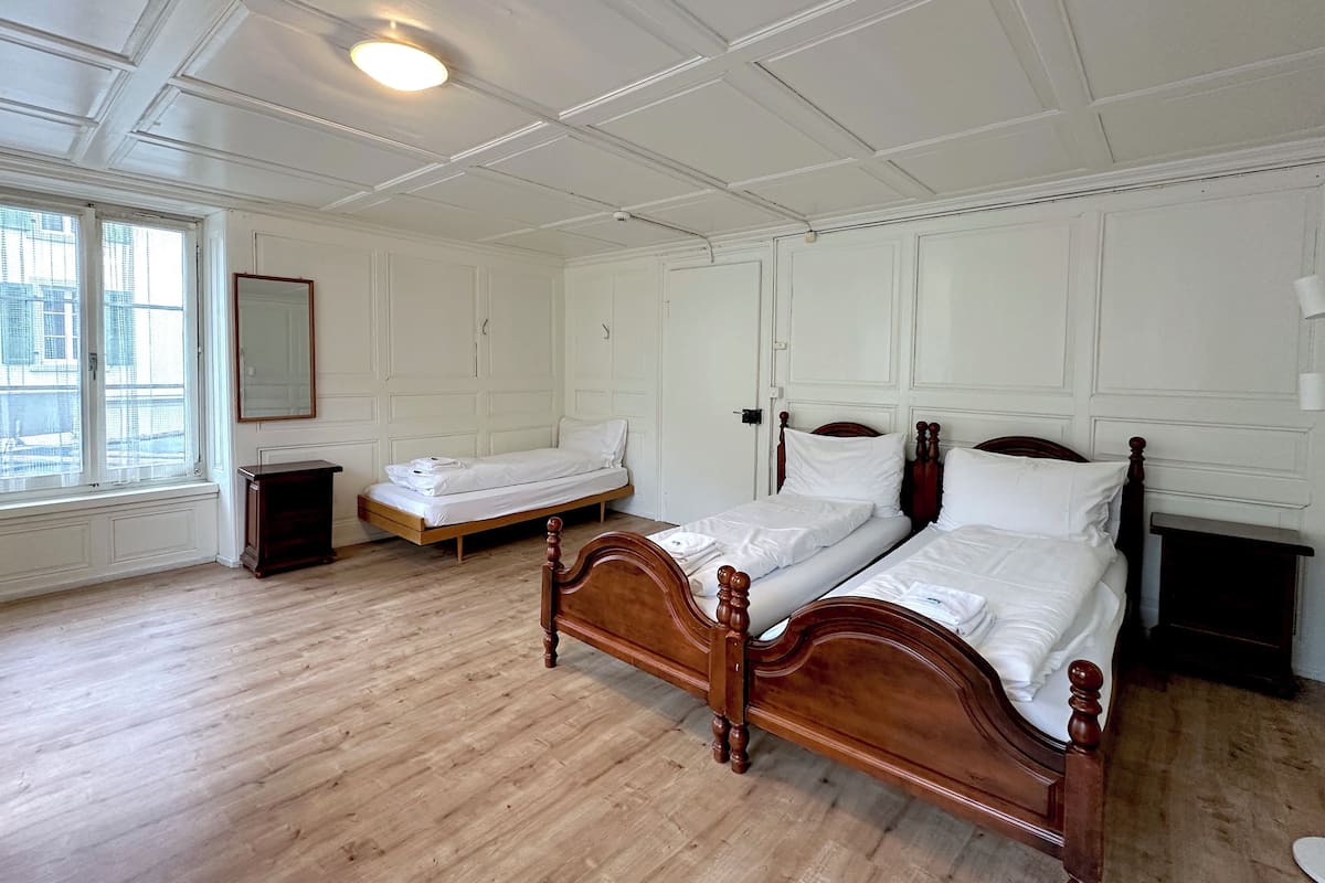 Triple Room, City View, Shared Bathroom | Ruang kerja komputer riba, seterika/papan seterika 
