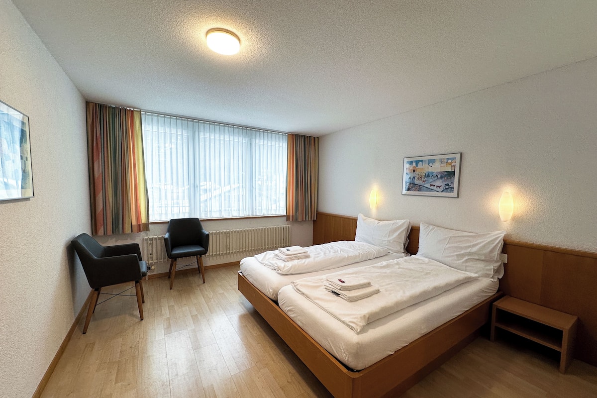 Double Room, Mountain View | Ruang kerja komputer riba, seterika/papan seterika 
